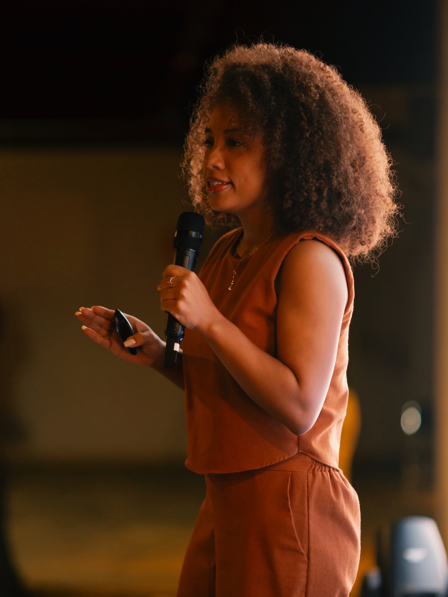 Nathália Nunes em palestra