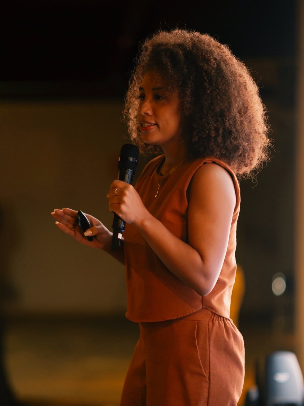 Nathália Nunes em palestra com o microfone