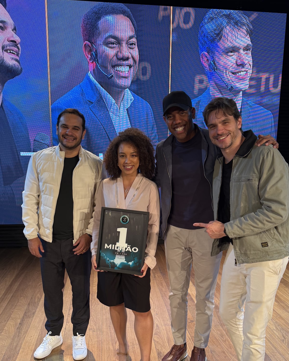 Nathália Nunes recebendo placa de 1 milhão de faturamento Hotmart Perpétuo